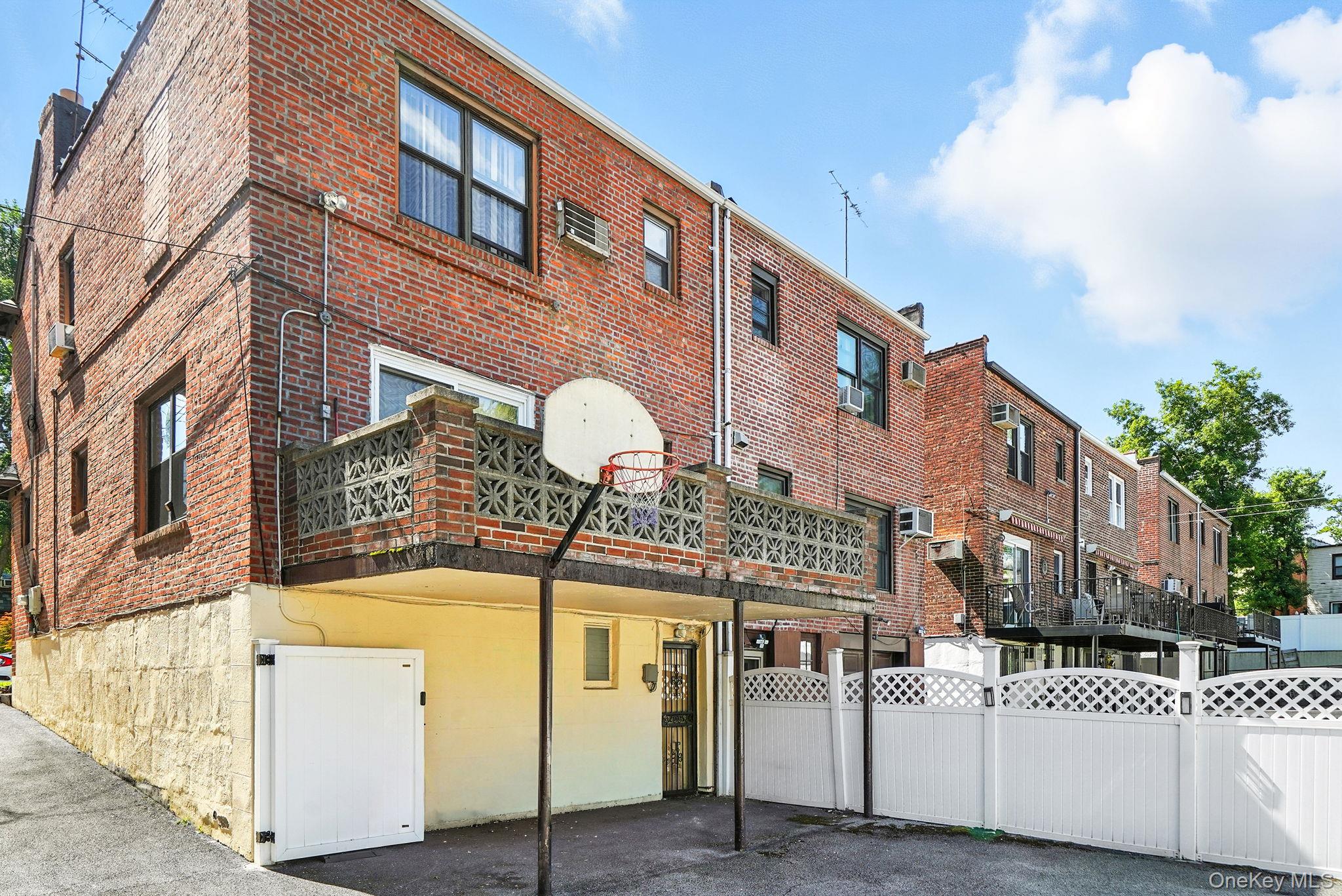 1245 Rhinelander Avenue