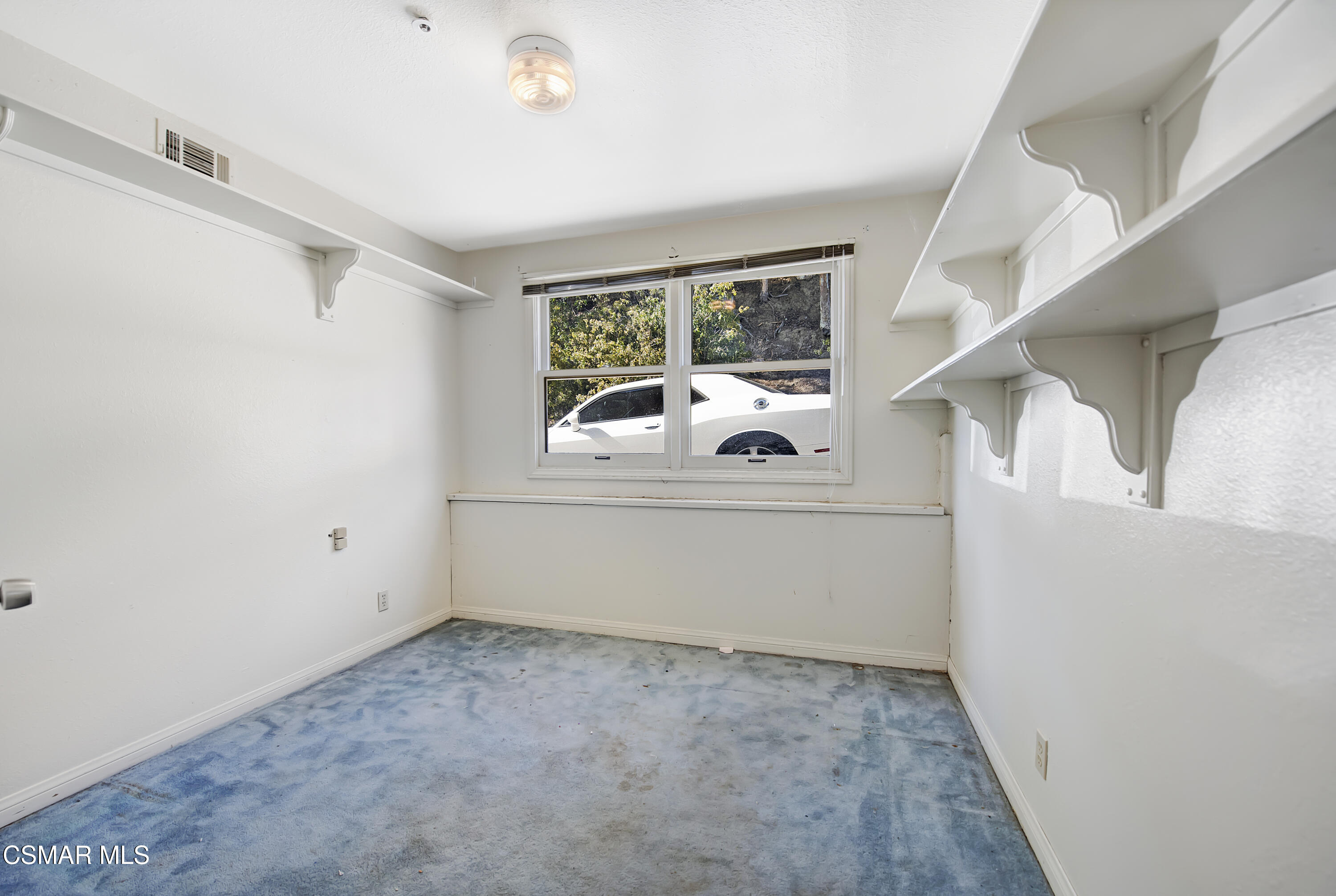 641 W La Loma Avenue