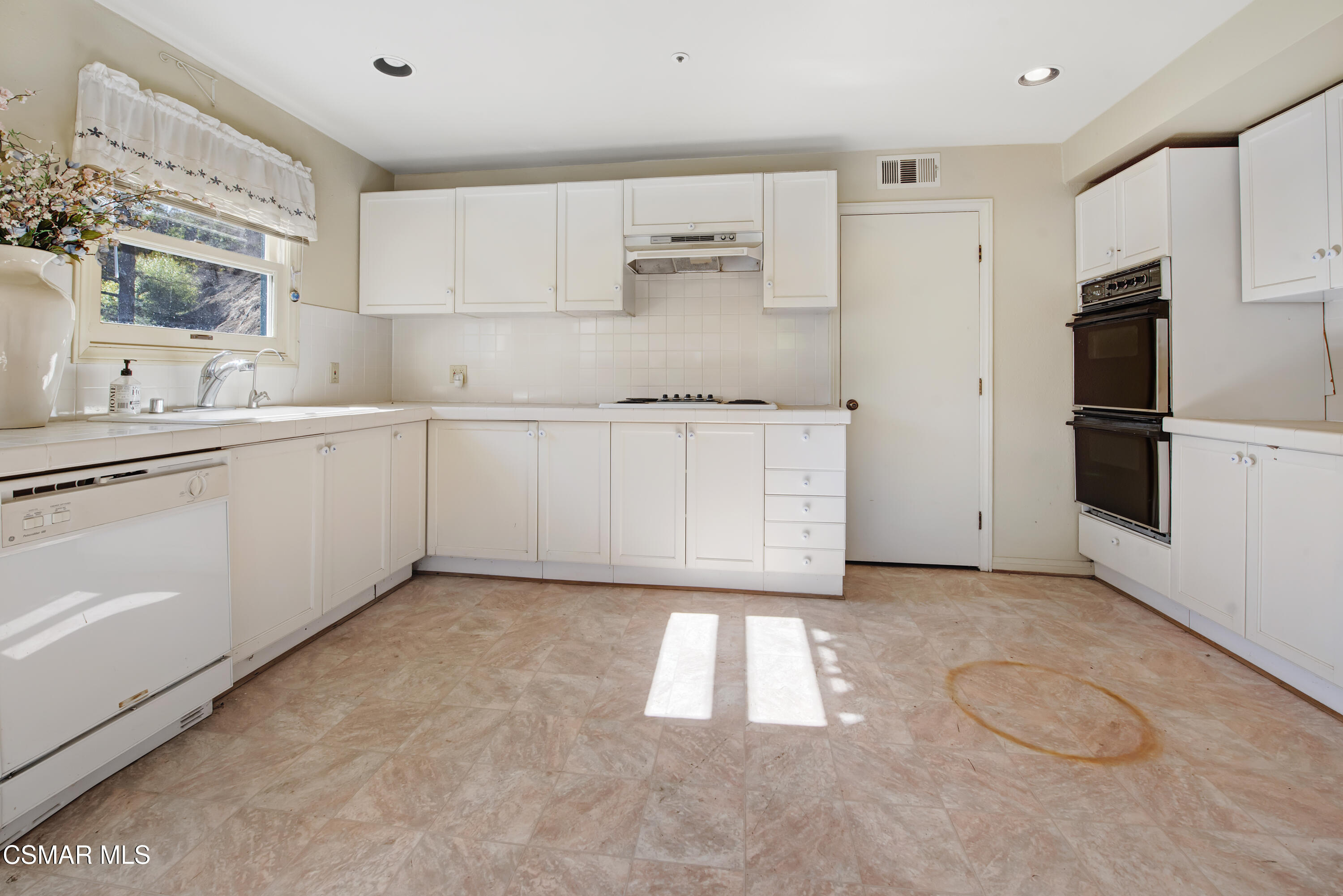 641 W La Loma Avenue