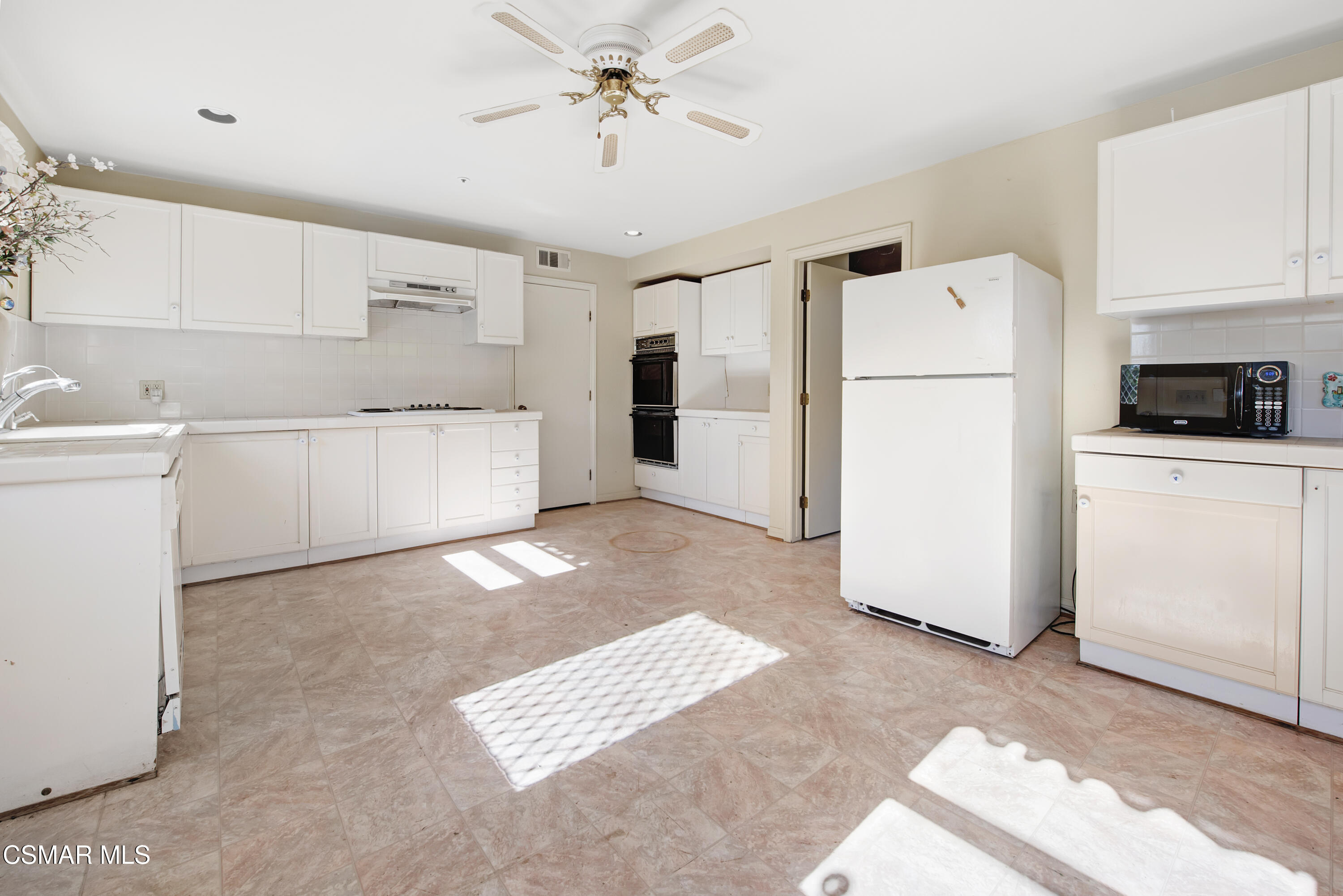641 W La Loma Avenue