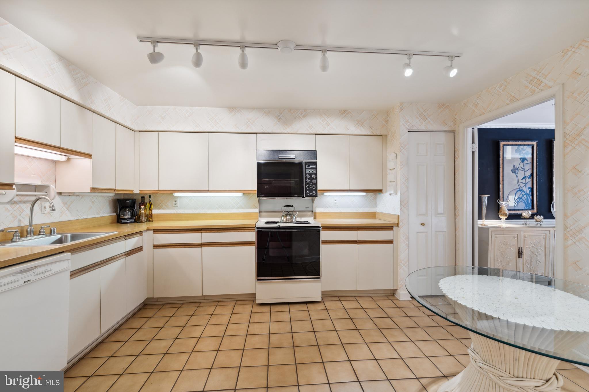 1 Southerly COURT Unit: 202