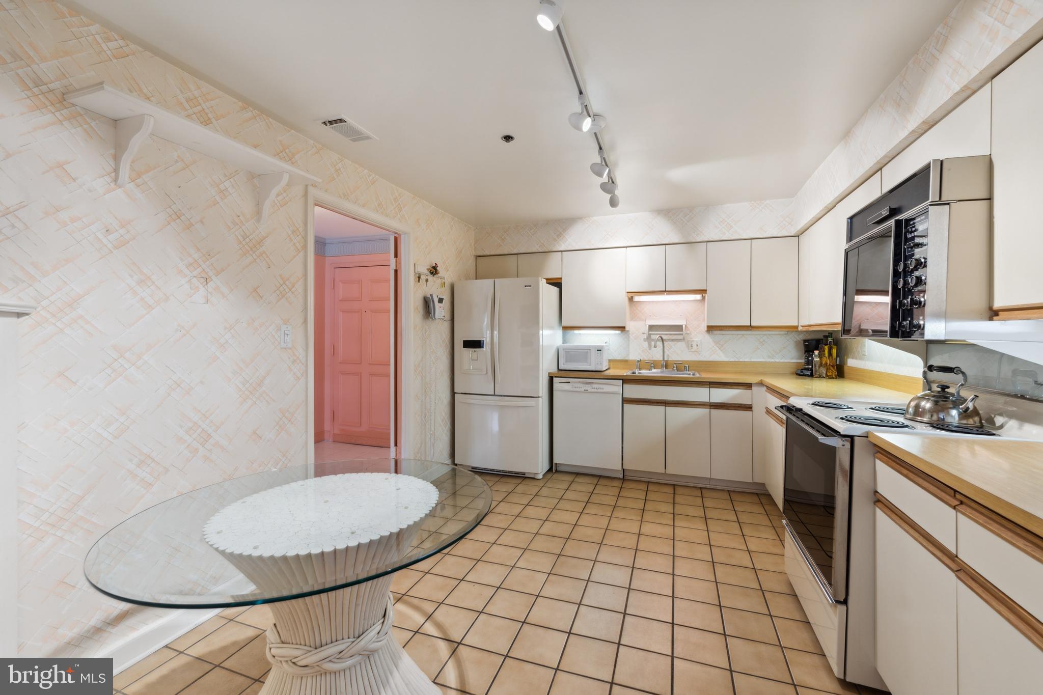 1 Southerly COURT Unit: 202