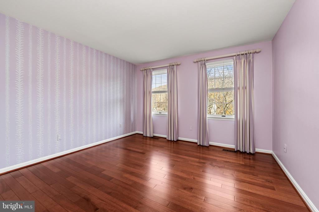 6 FOUNDRY CT