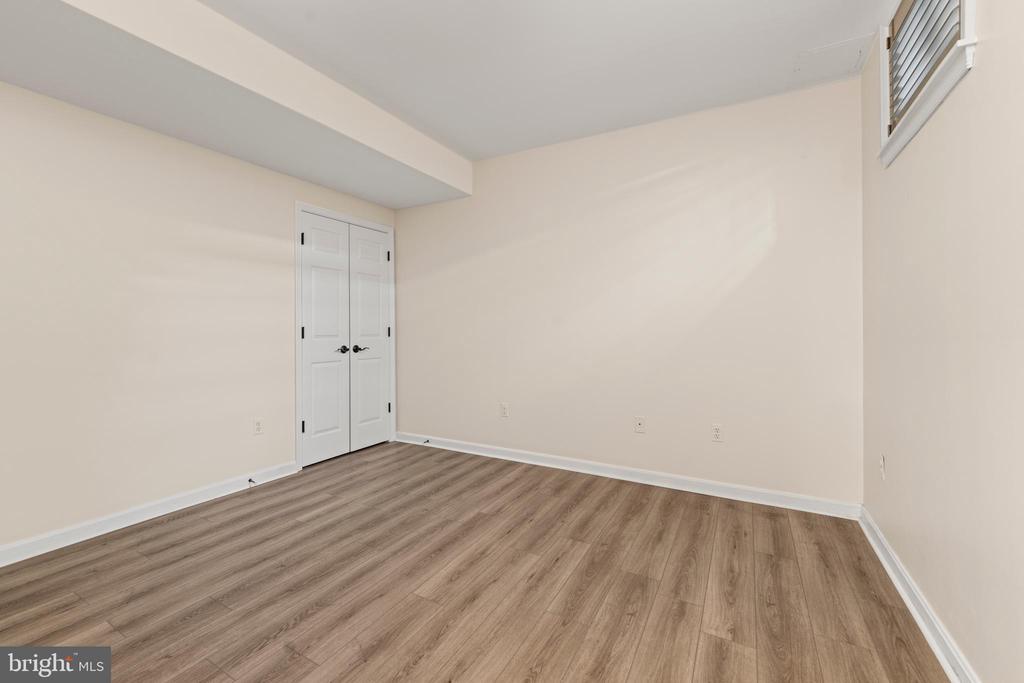 6 FOUNDRY CT
