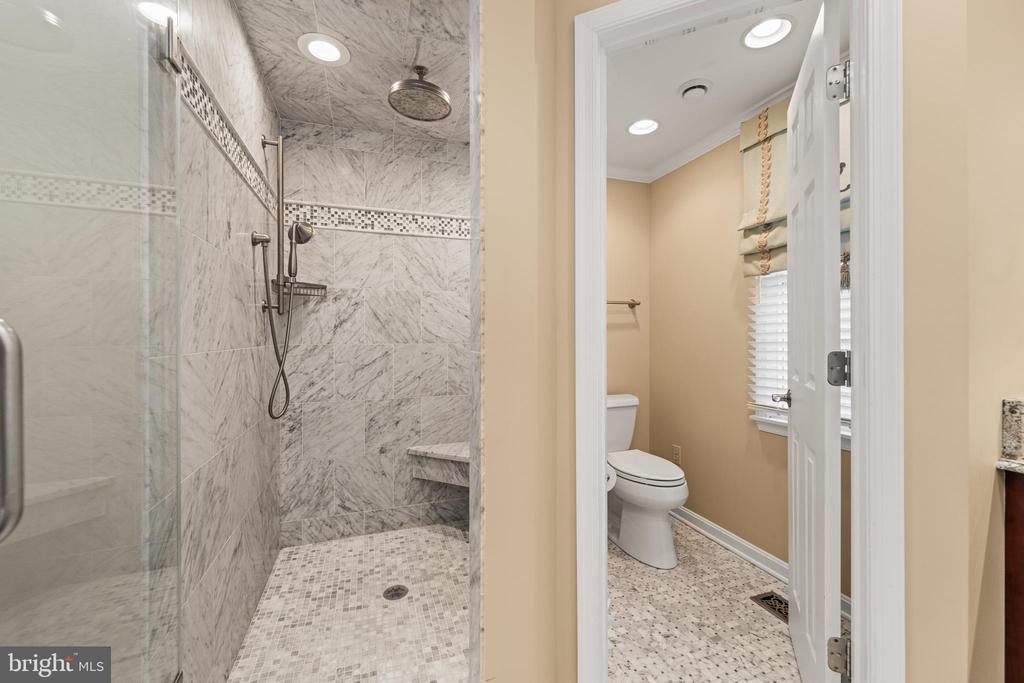 6 FOUNDRY CT