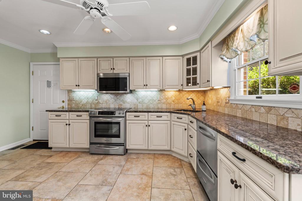6 FOUNDRY CT