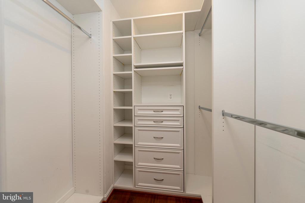 6 FOUNDRY CT