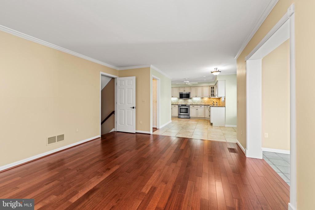 6 FOUNDRY CT