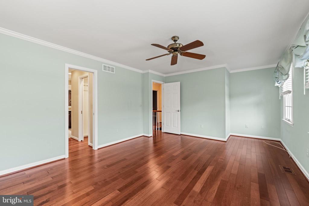 6 FOUNDRY CT