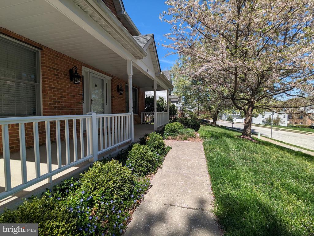 6 FOUNDRY CT