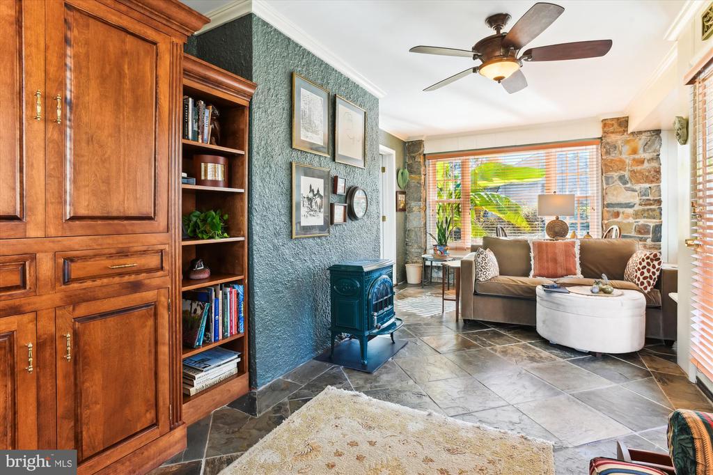 703 Stoneleigh Rd