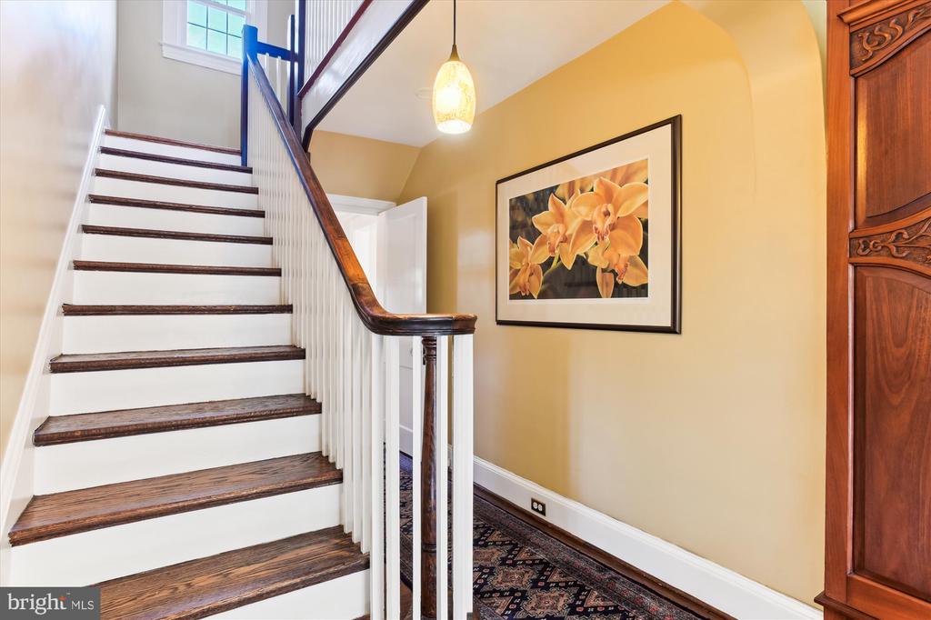 703 Stoneleigh Rd