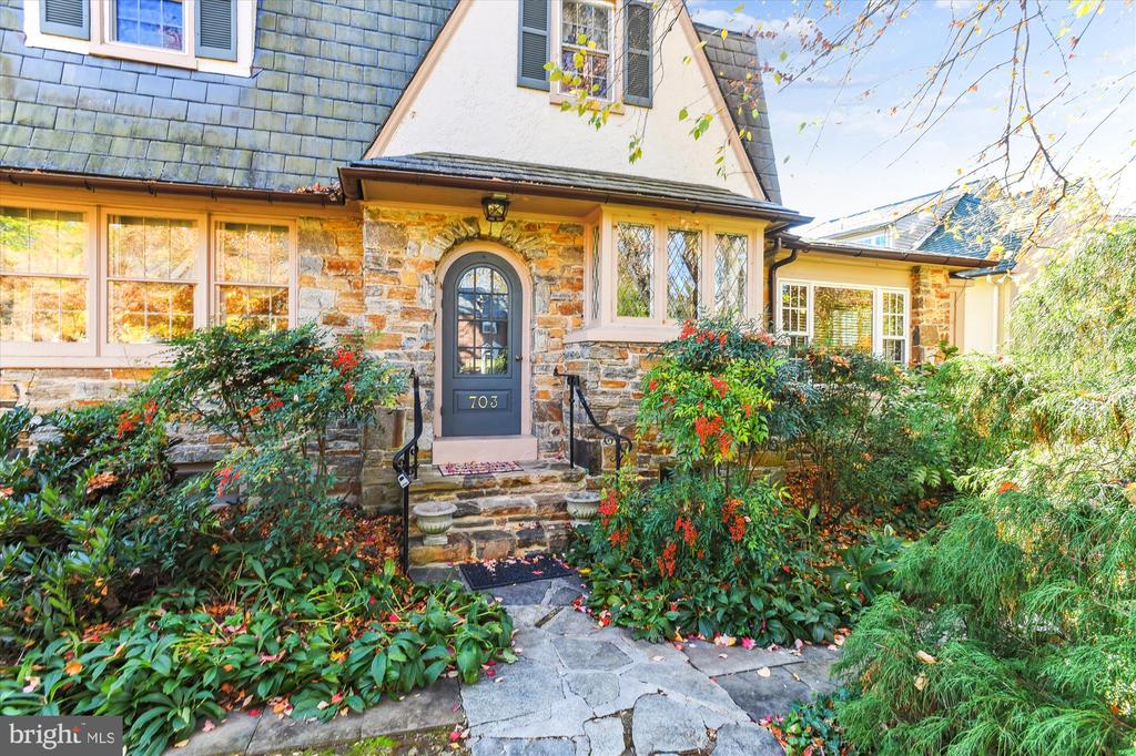 703 Stoneleigh Rd