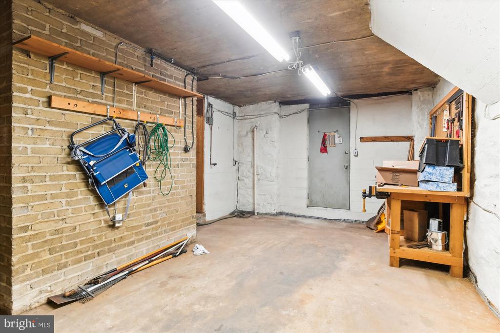 703 Stoneleigh Rd