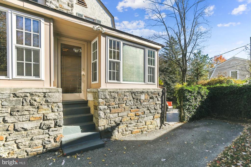 703 Stoneleigh Rd