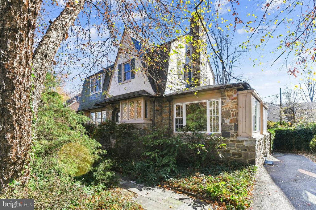 703 Stoneleigh Rd