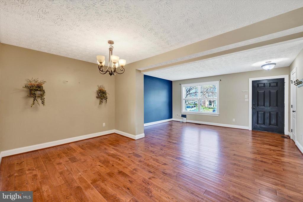 19 DERWOOD COURT
