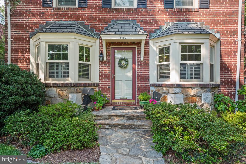 902 GREENLEIGH ROAD