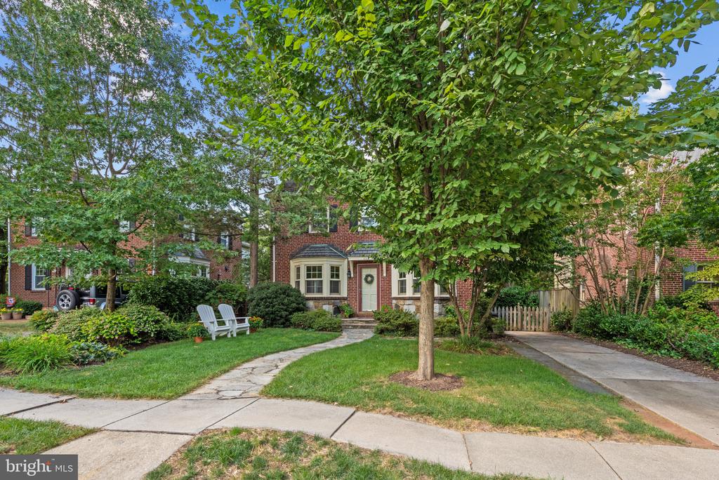 902 GREENLEIGH ROAD