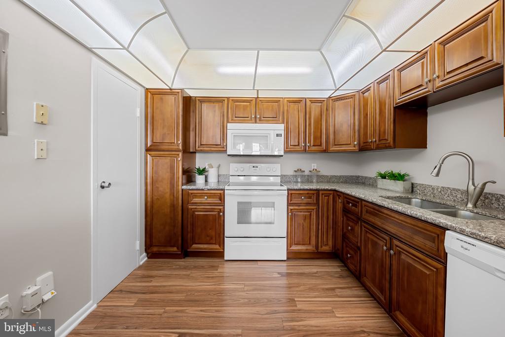 205 E JOPPA ROAD Unit: 2003