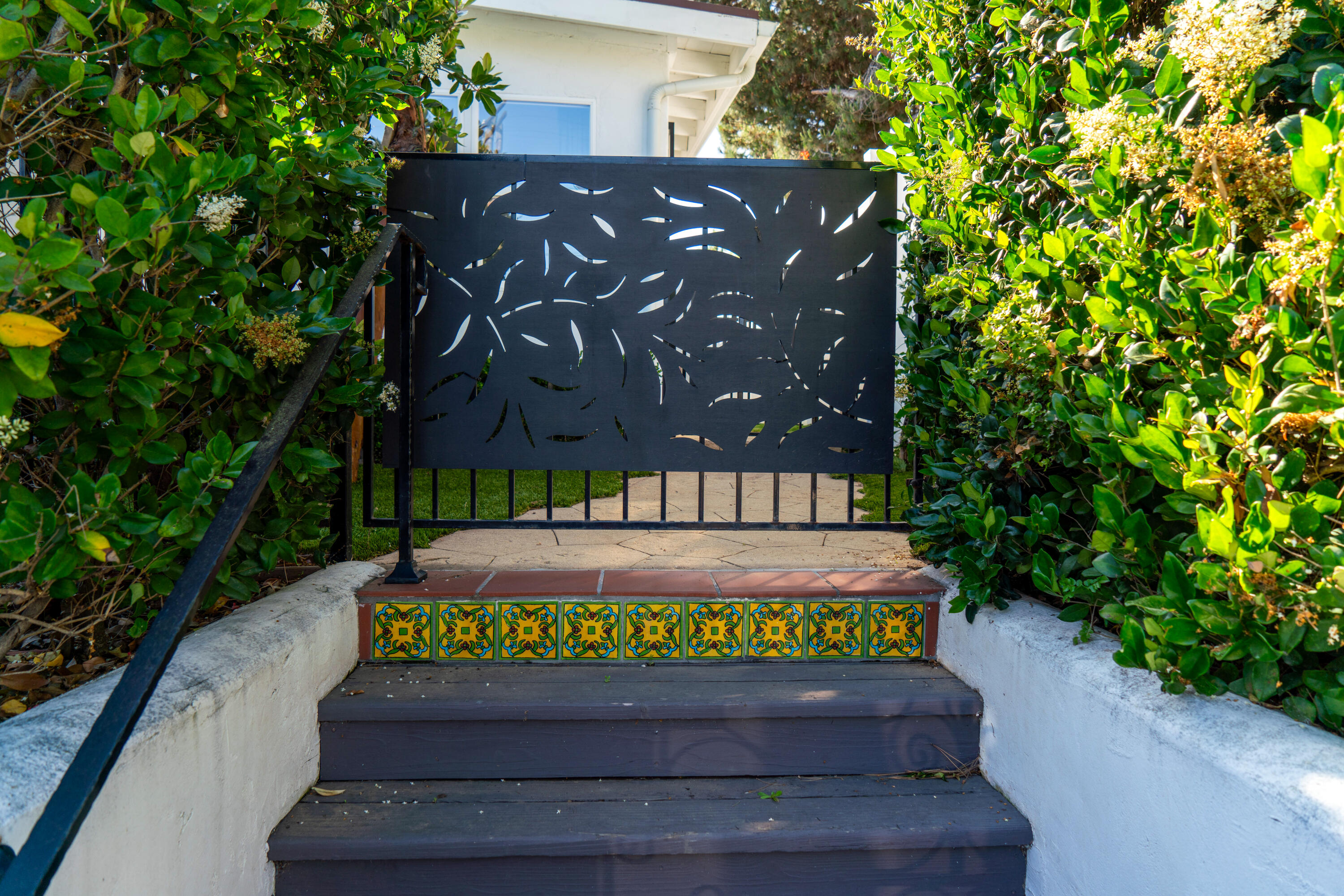 525 E De La Guerra St. Street