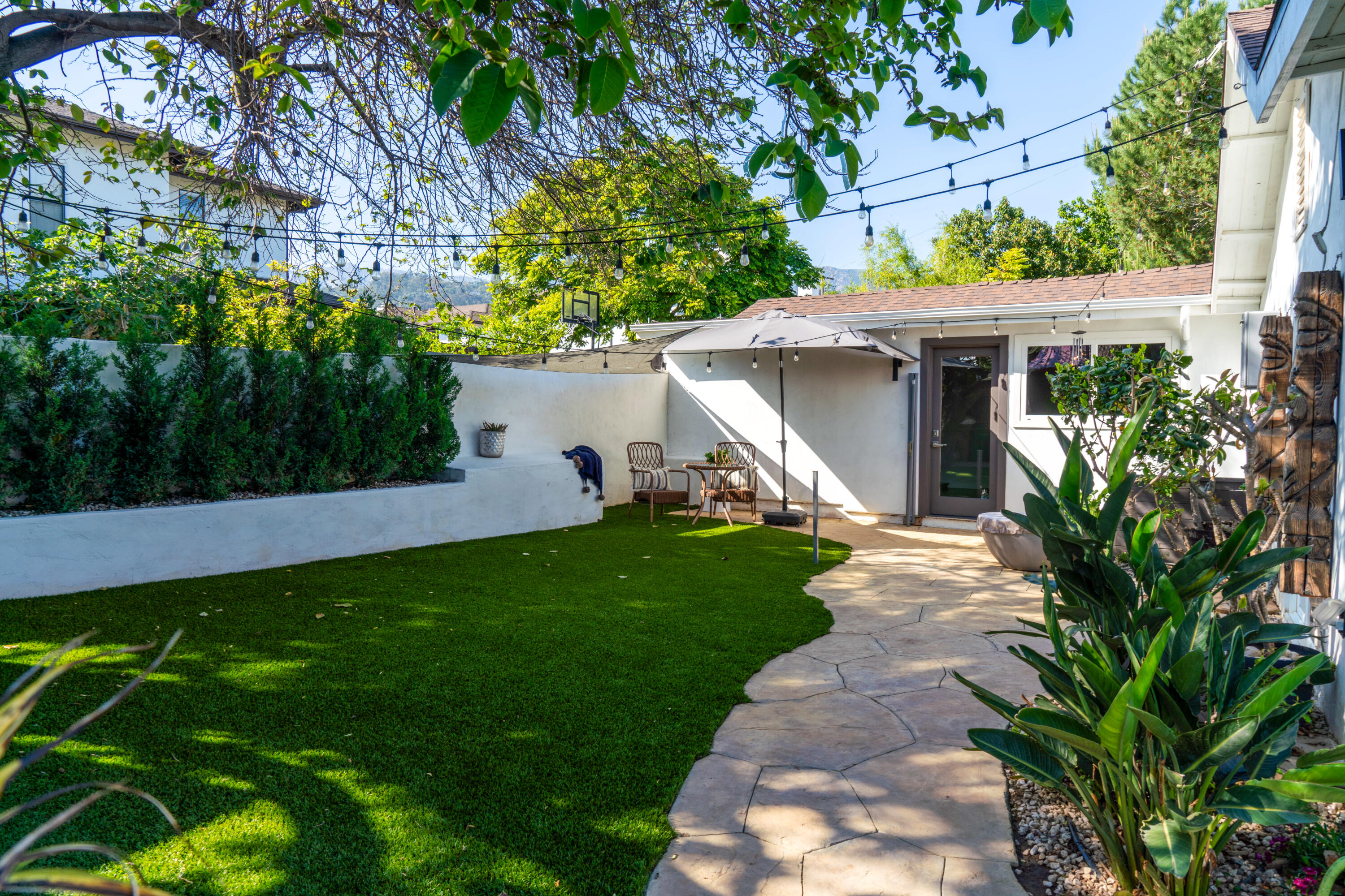 525 E De La Guerra St. Street