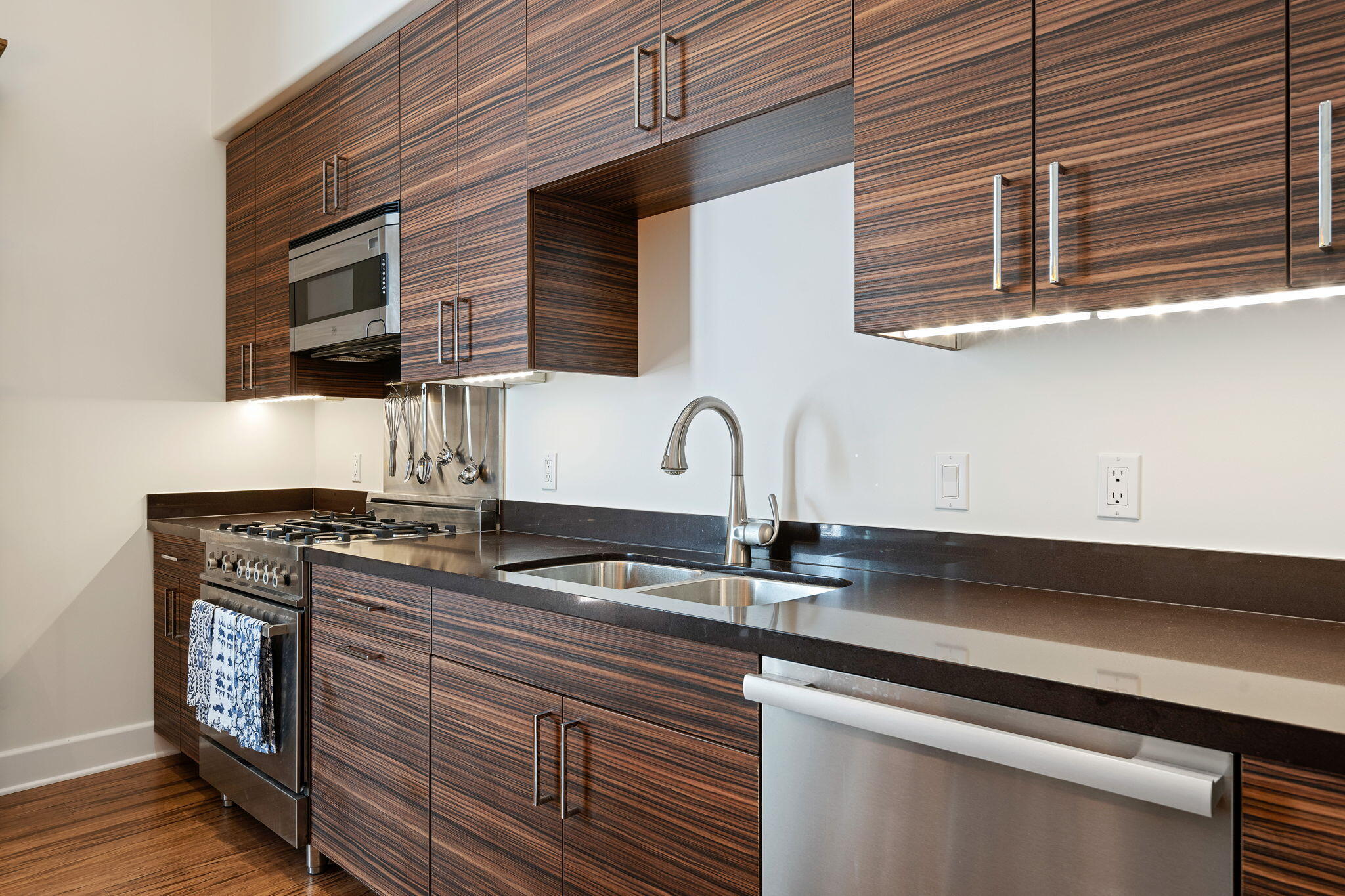 18 W Victoria Street Apt 112