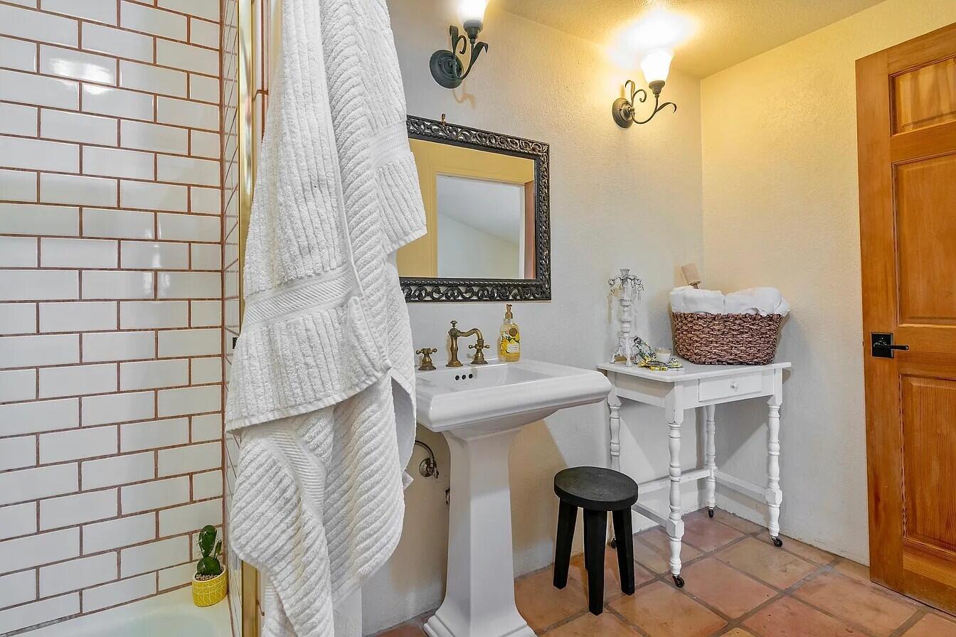 415 W Gutierrez Street Apt 16
