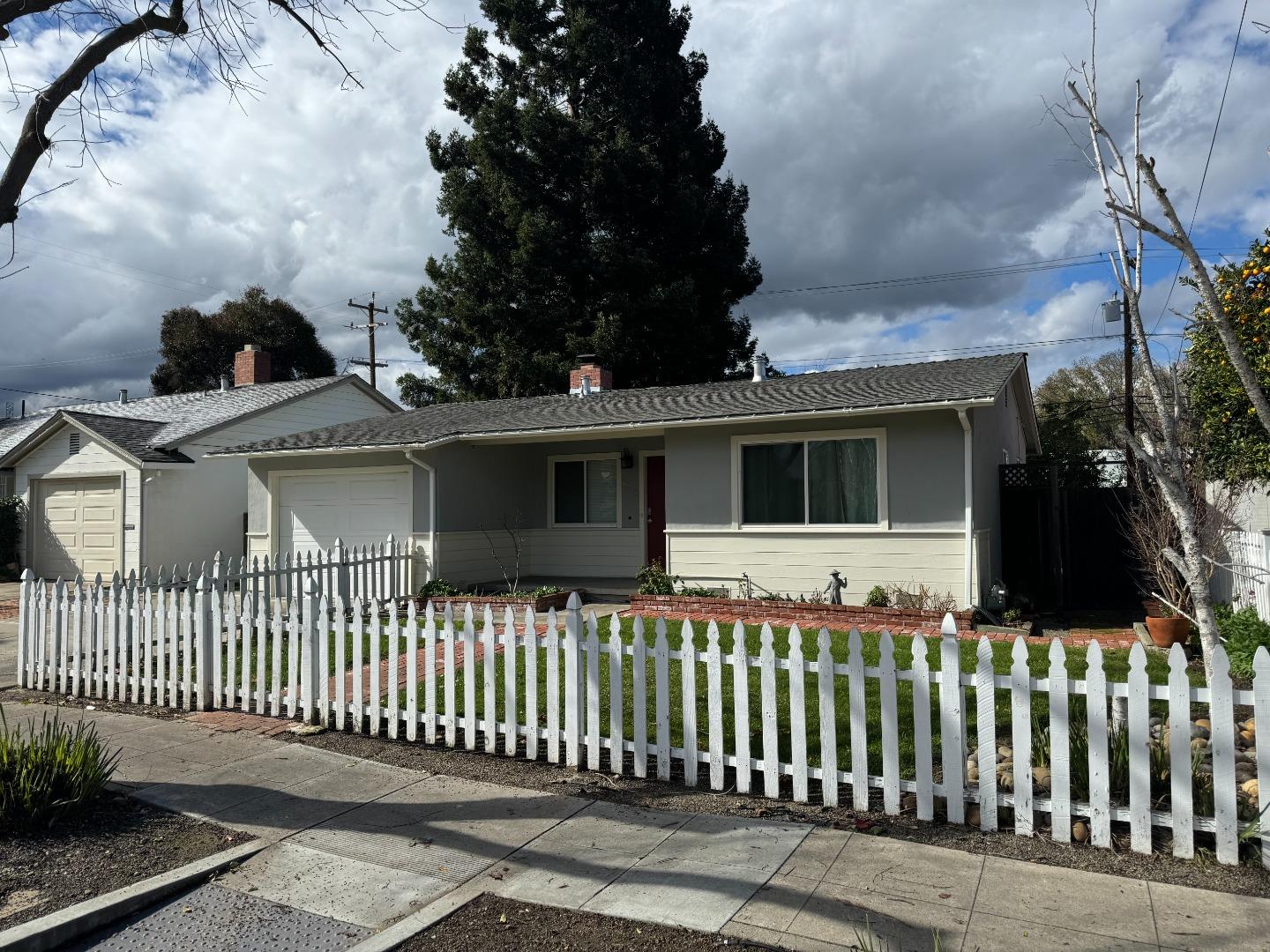 835 S Knickerbocker DR