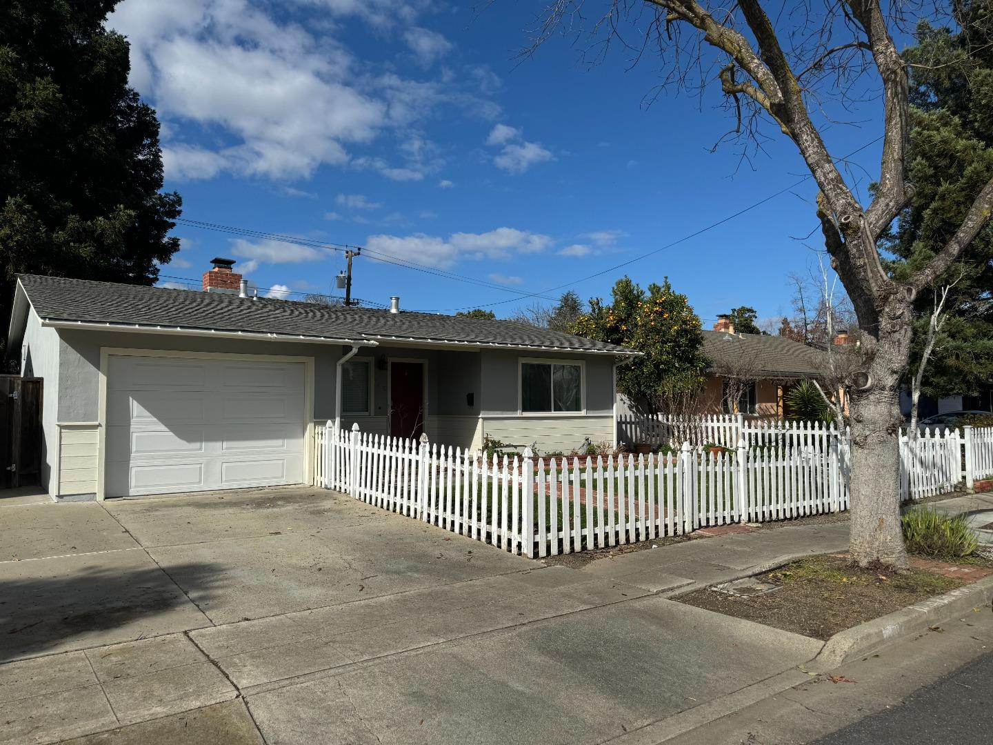 835 S Knickerbocker DR