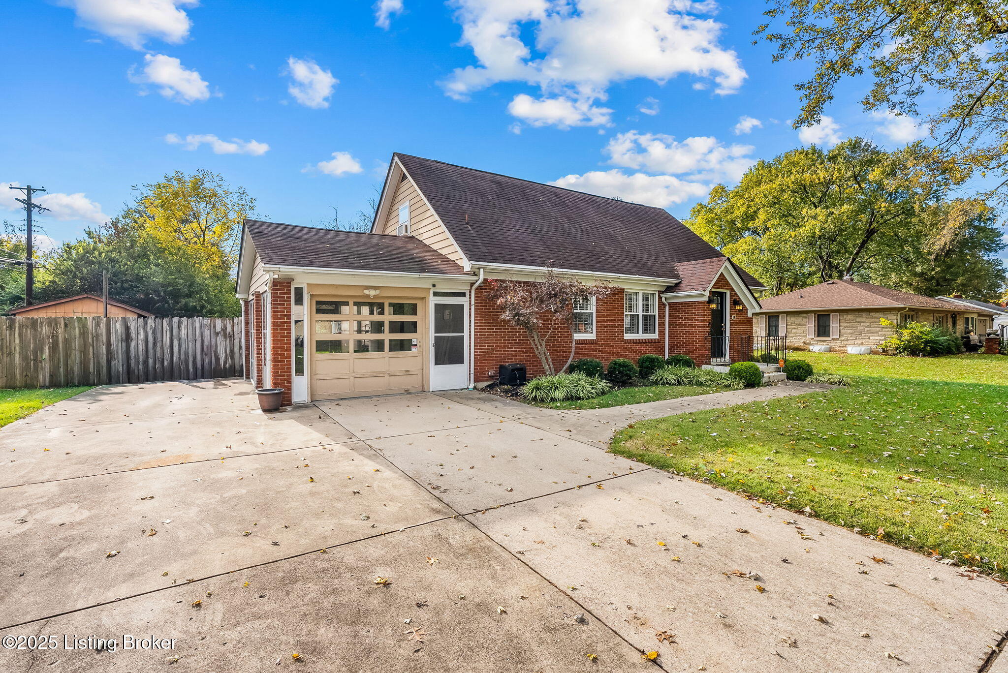 211 Forest Dr