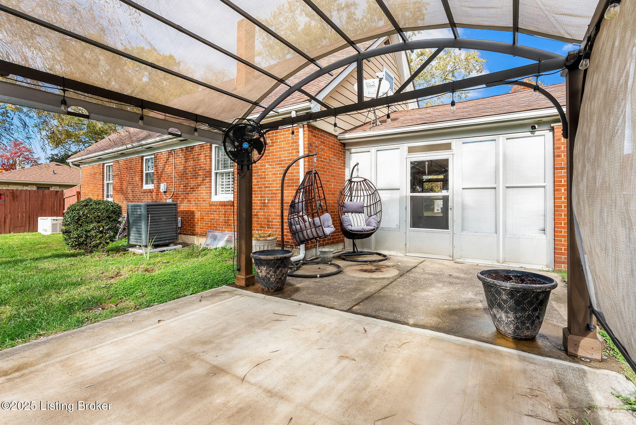 211 Forest Dr