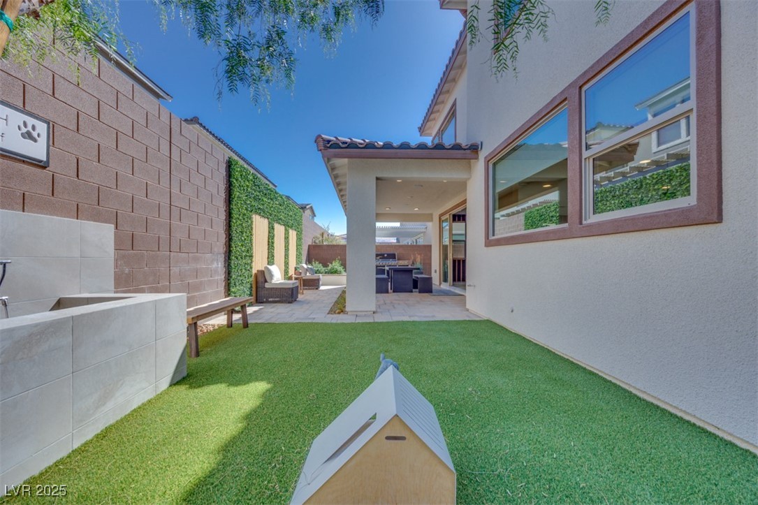 1208 Crimson Sunbird Street