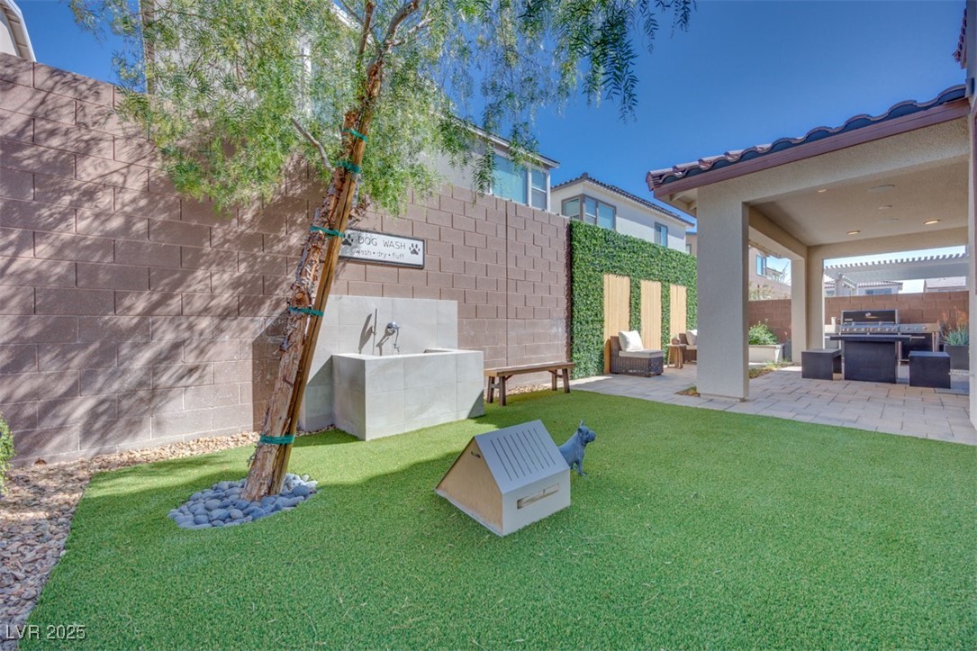 1208 Crimson Sunbird Street