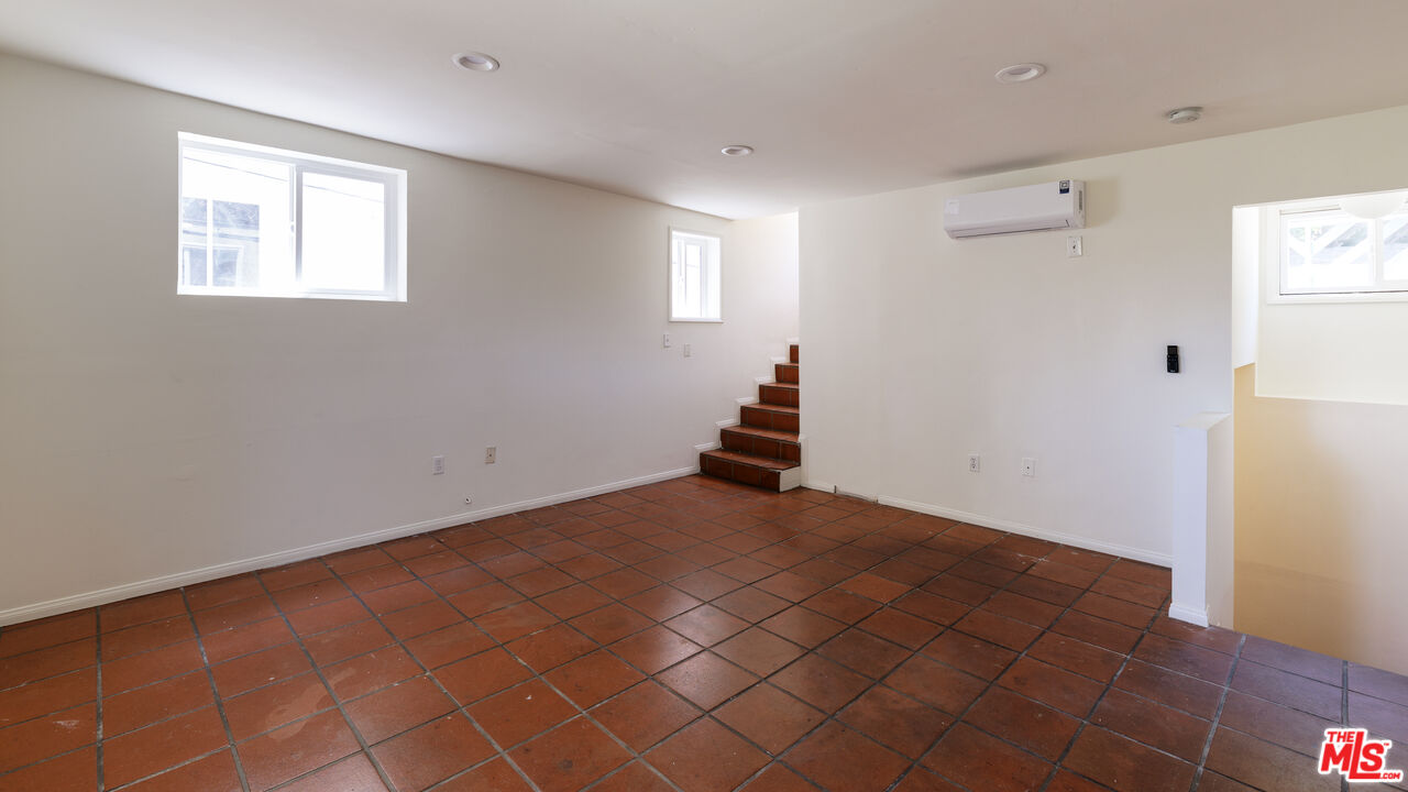 2120 N Cahuenga Blvd