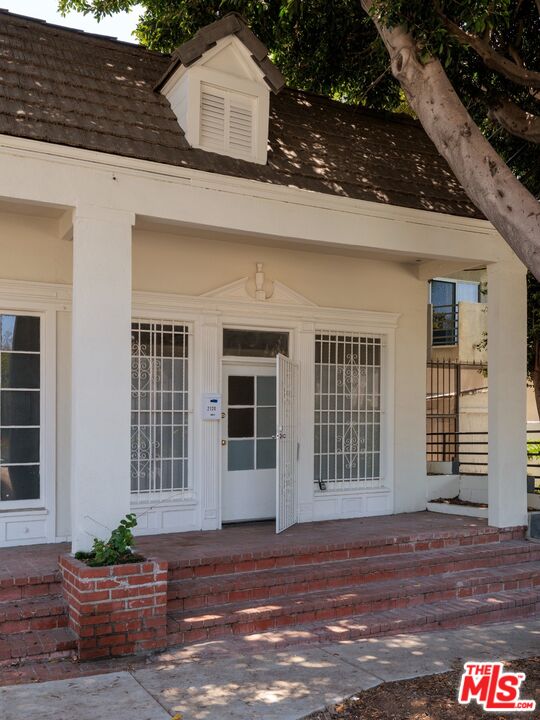 2120 N Cahuenga Blvd