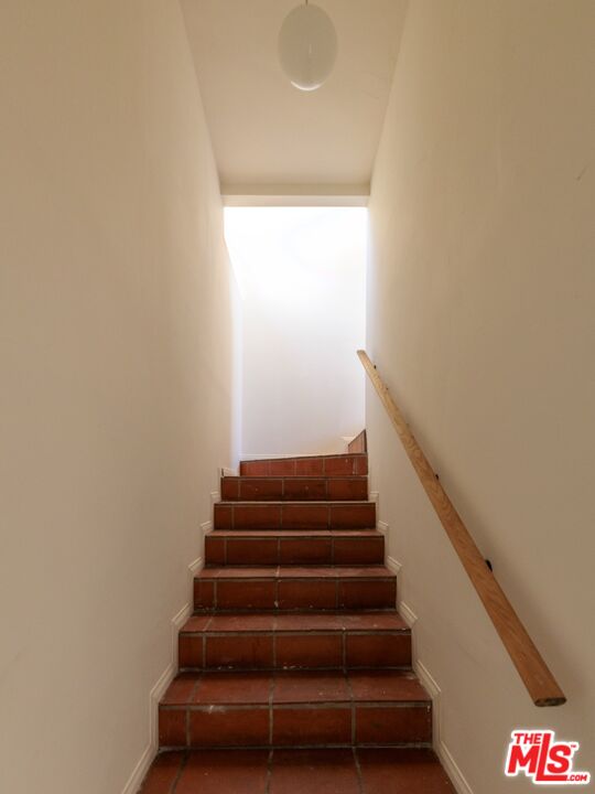 2120 N Cahuenga Blvd