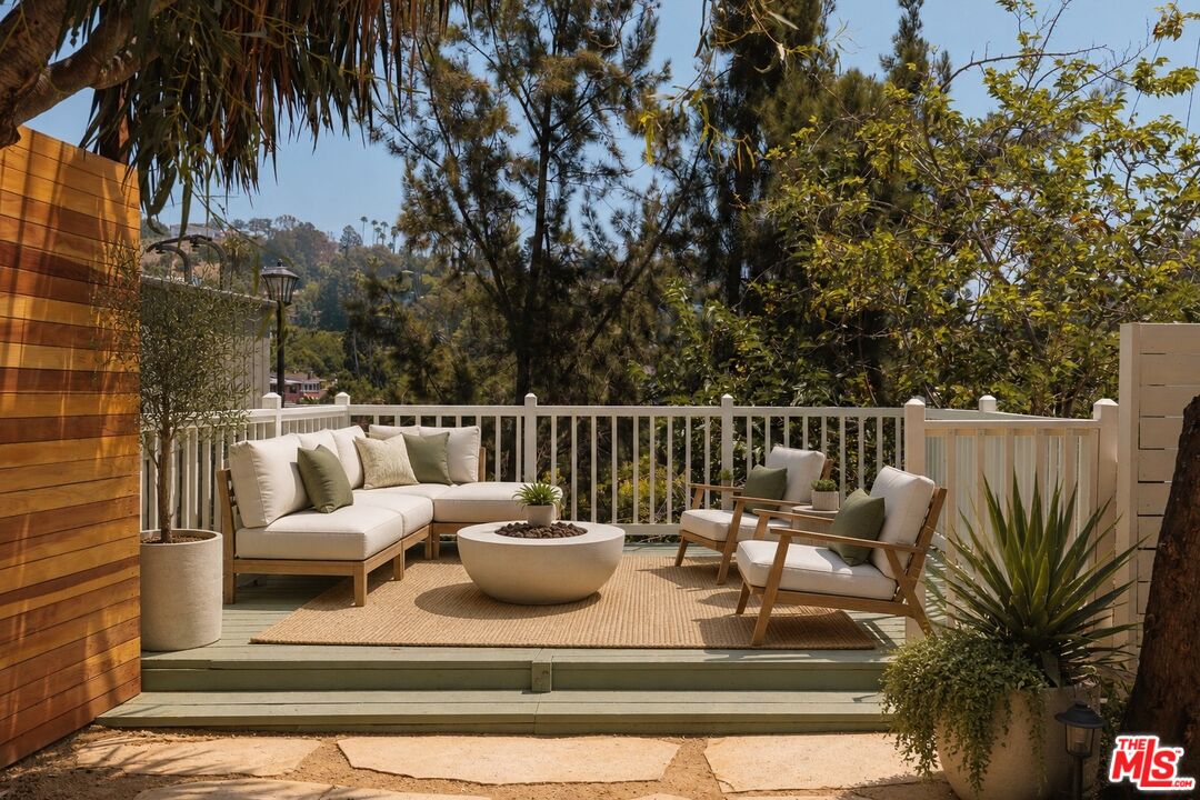 2120 N Cahuenga Blvd