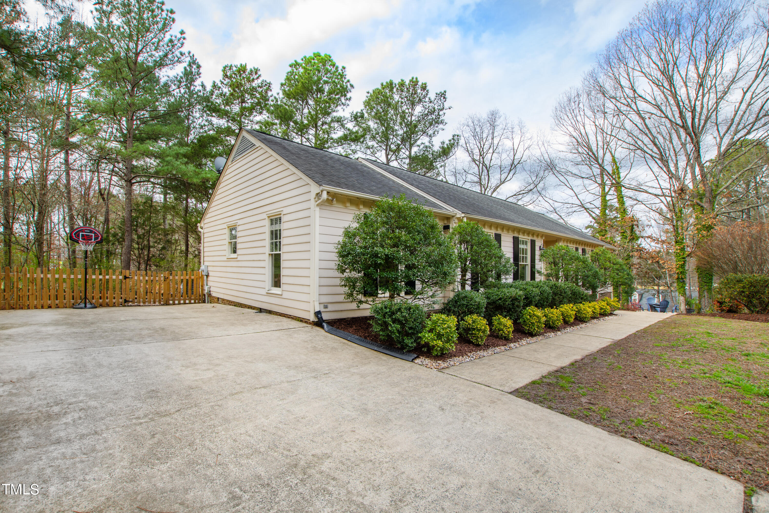 3 Abingdon Way