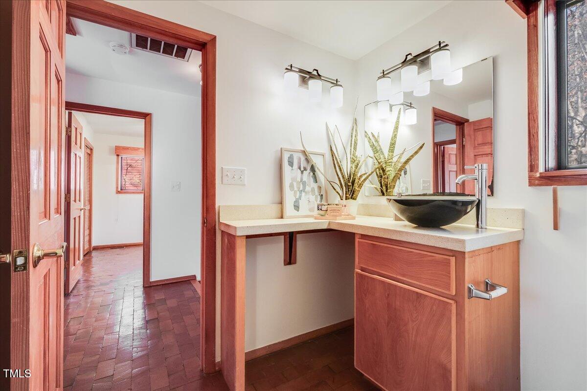 1503 Valley Run