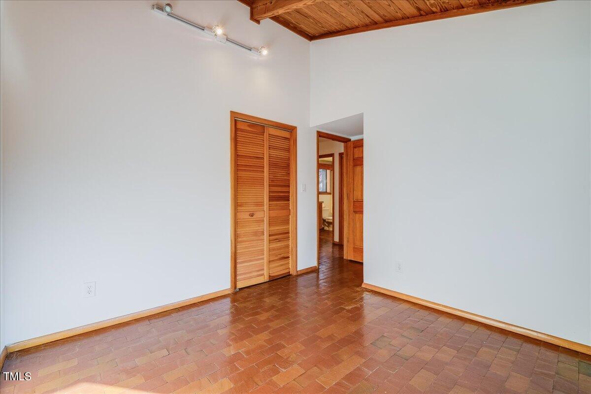 1503 Valley Run