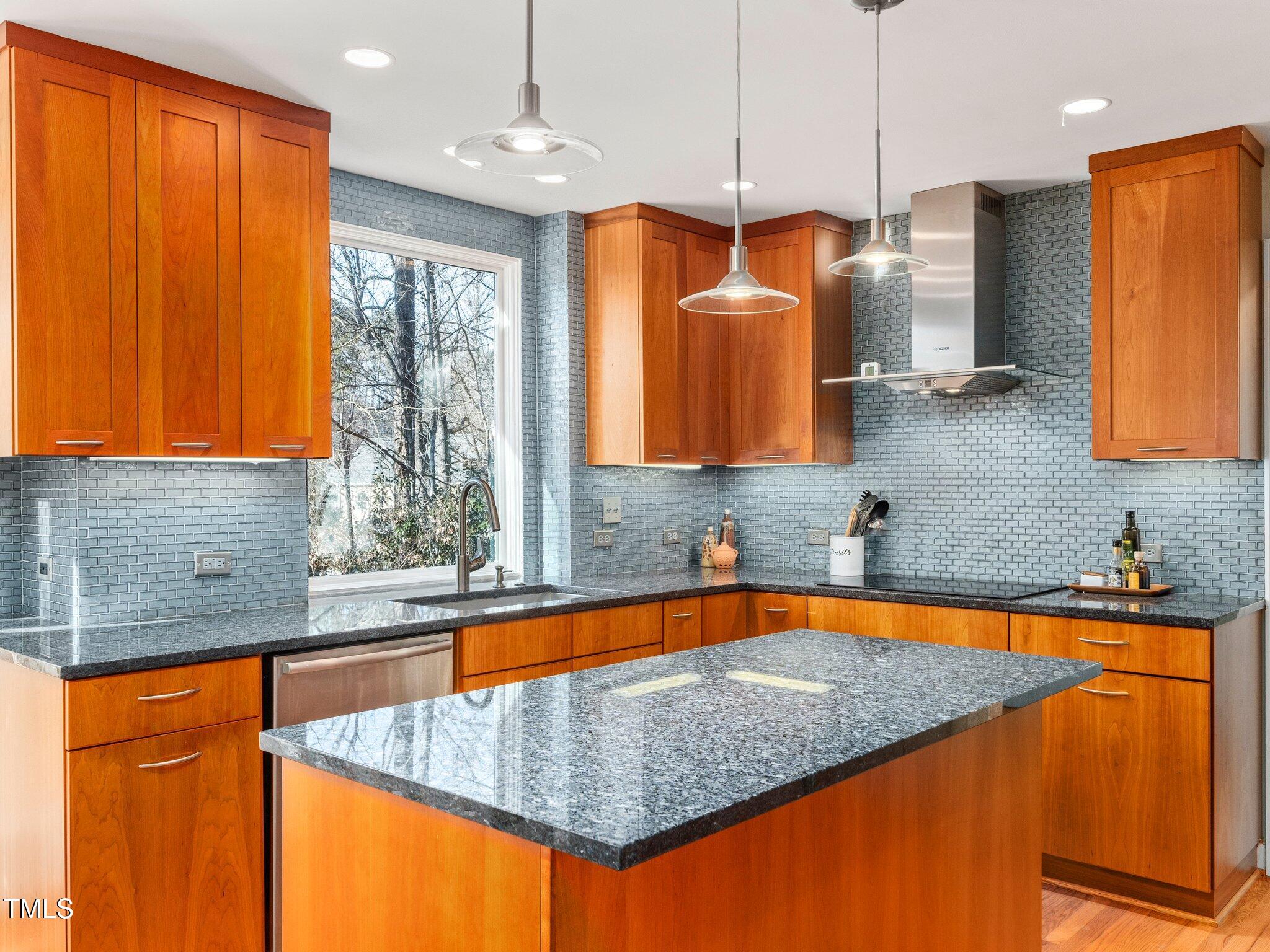 1 Pointe View Court
