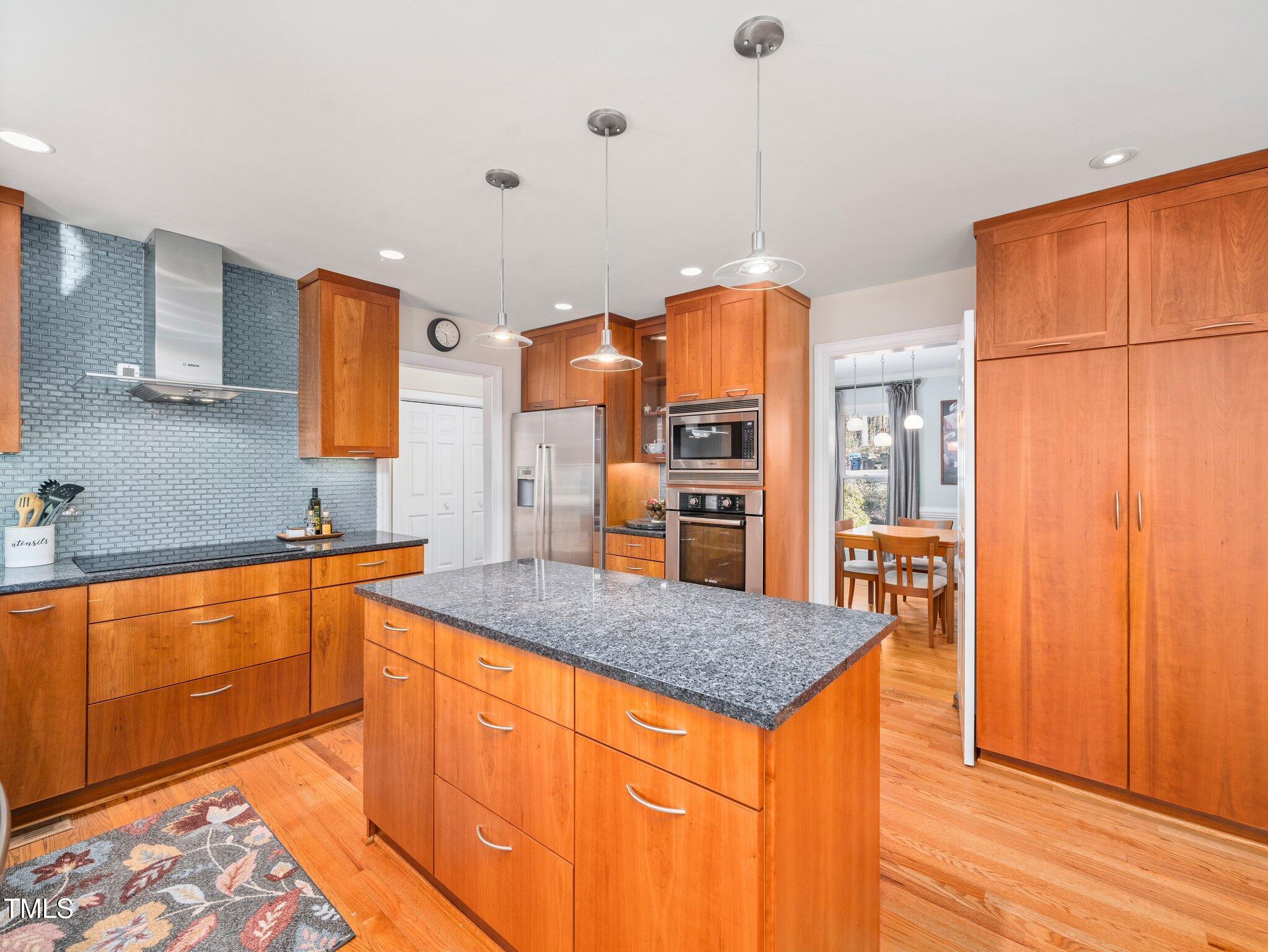 1 Pointe View Court