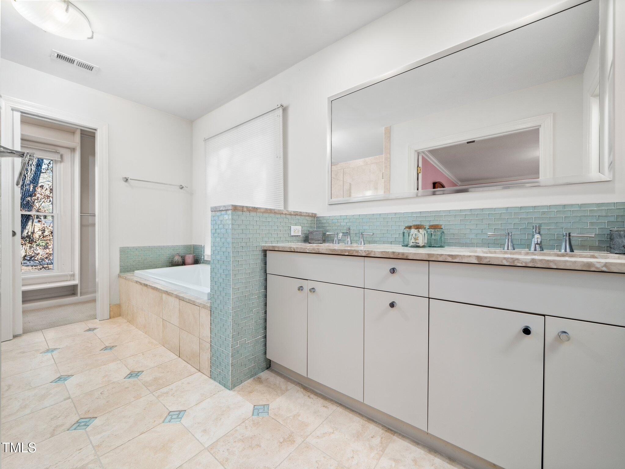 1 Pointe View Court