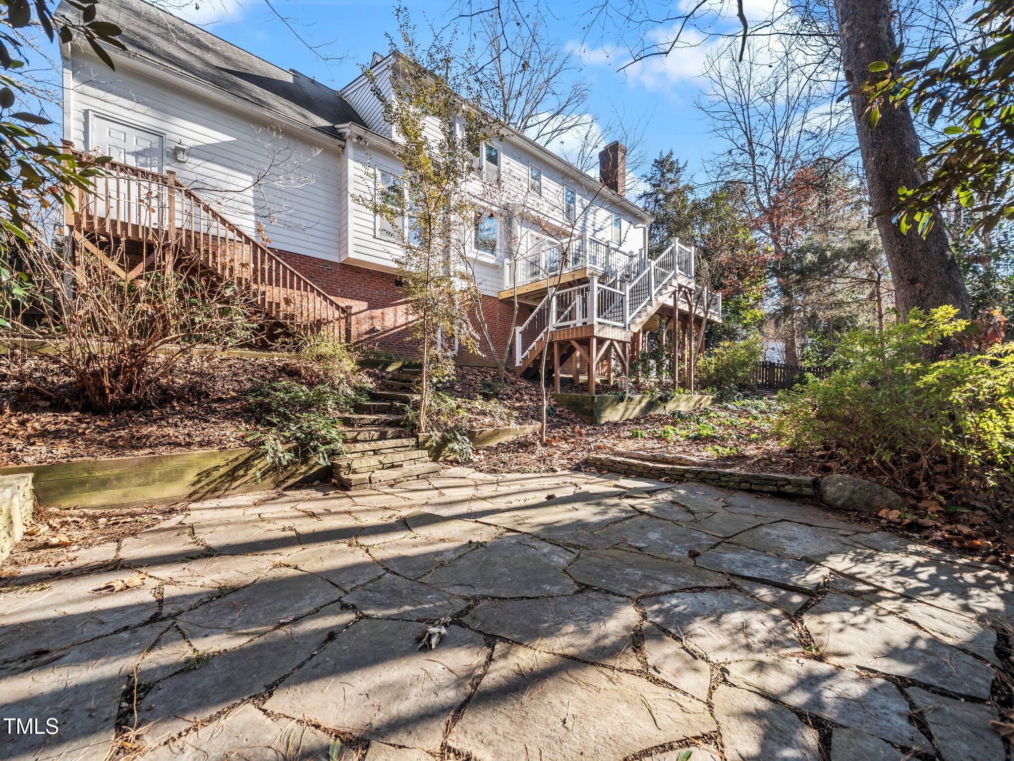 1 Pointe View Court