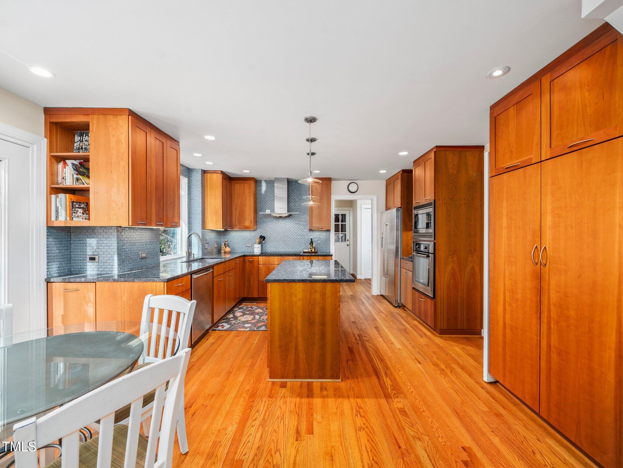 1 Pointe View Court