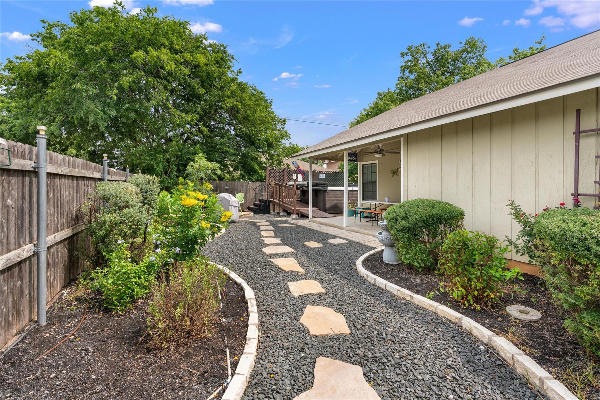 512 Edwards DR