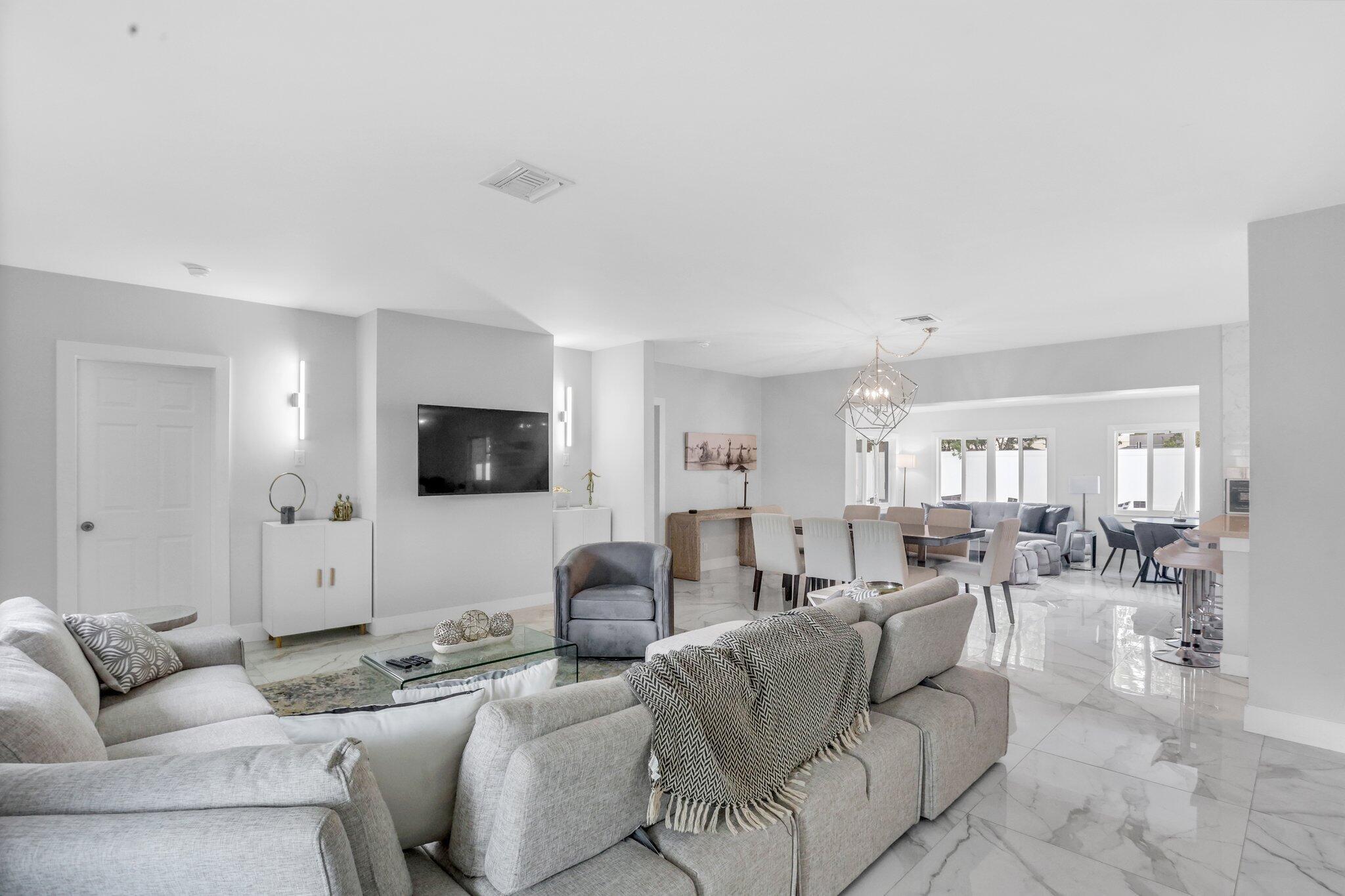 3025 CENTER Avenue