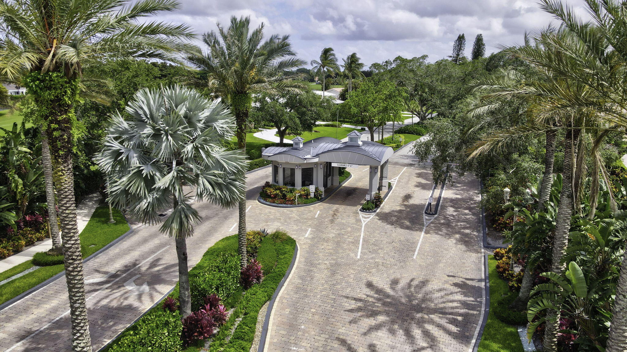 950 GREENSWARD Lane