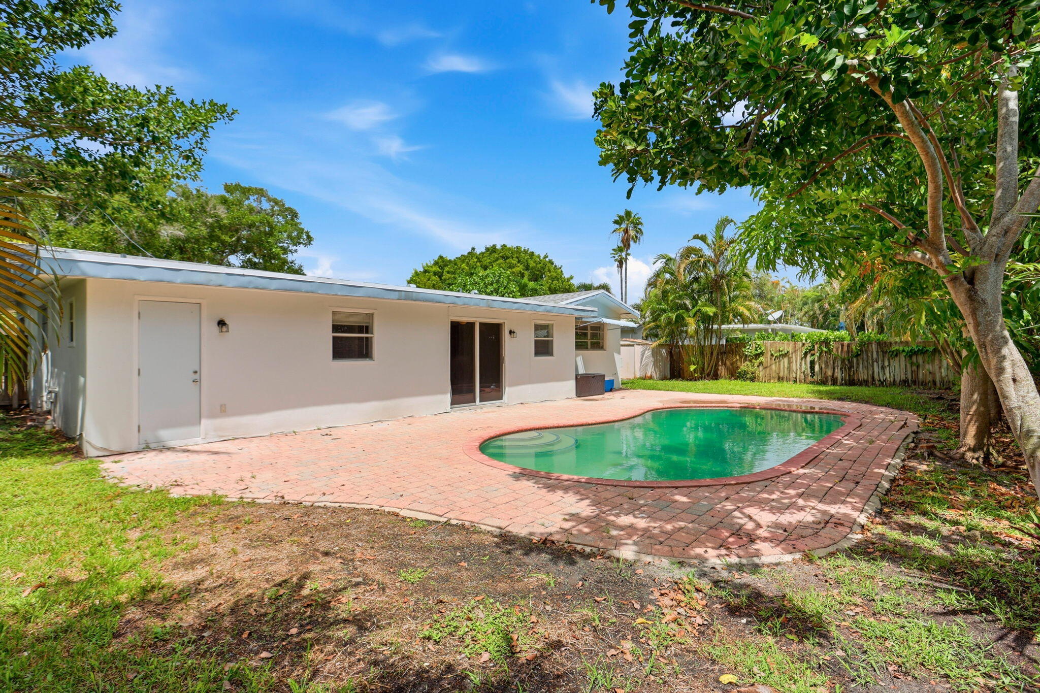 898 SW 10th Avenue